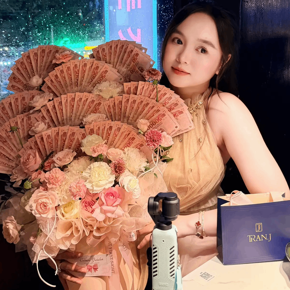 Lẵng Trụ Hoa Tiền 100 Tờ 50K Xòe Quạt – Món Quà Đong Đầy Tình Cảm