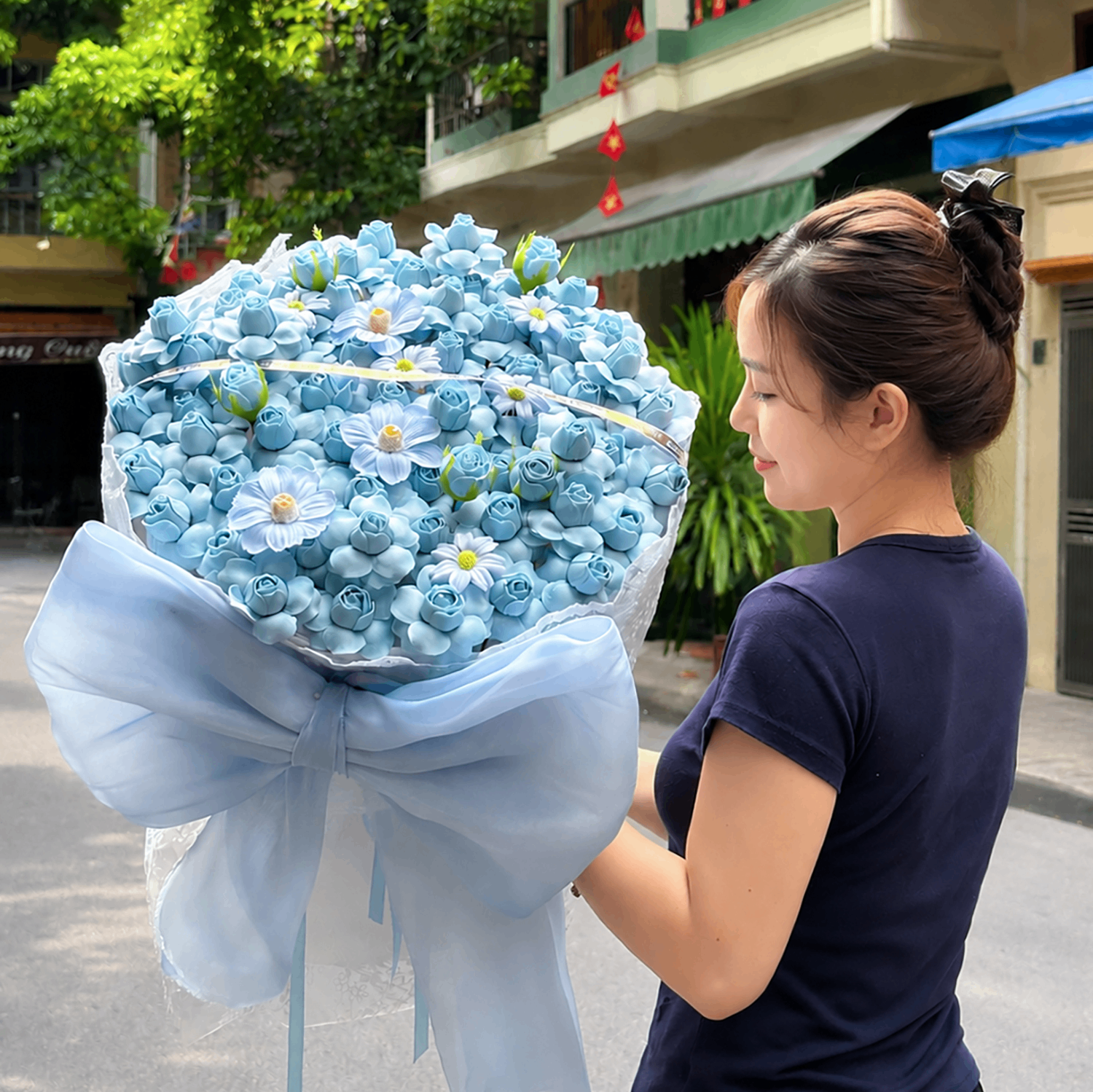Bó Hoa Sáp Hồng Tỉ Muội Màu Xanh Dương – Bó Tròn To Đẹp, Sang Trọng Và Lãng Mạn