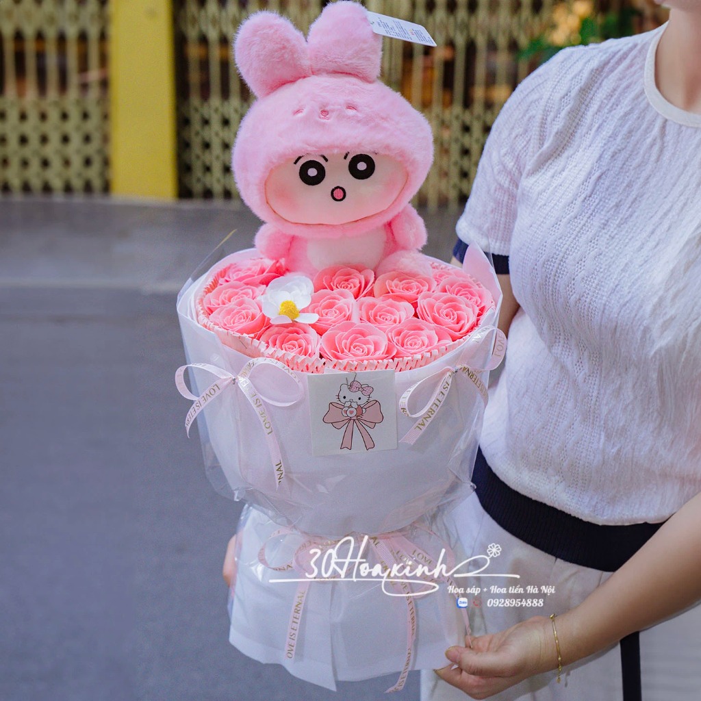 Gấu Bông Ôm Hoa Sáp Tone Hồng – Ngọt Ngào, Tinh Tế Và Đầy Cảm Xúc