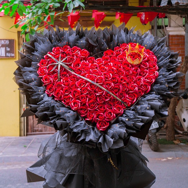 Bó Hoa Sáp Hình Trái Tim Màu Đỏ 99 Bông – Món Quà Lãng Mạn Và Đầy Ý Nghĩa