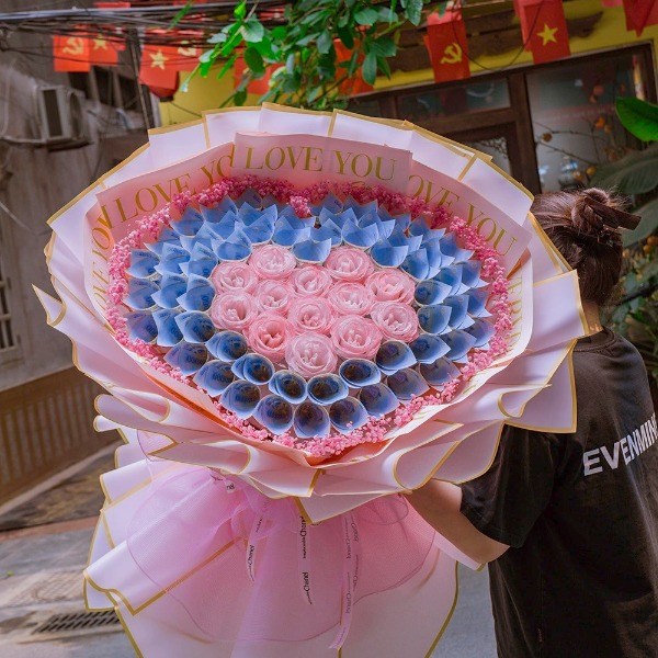 Bó Hoa Tiền Hình Trái Tim Làm Từ 60 Tờ Tiền 20K – Món Quà Vừa Ý Nghĩa Vừa Dễ Thương