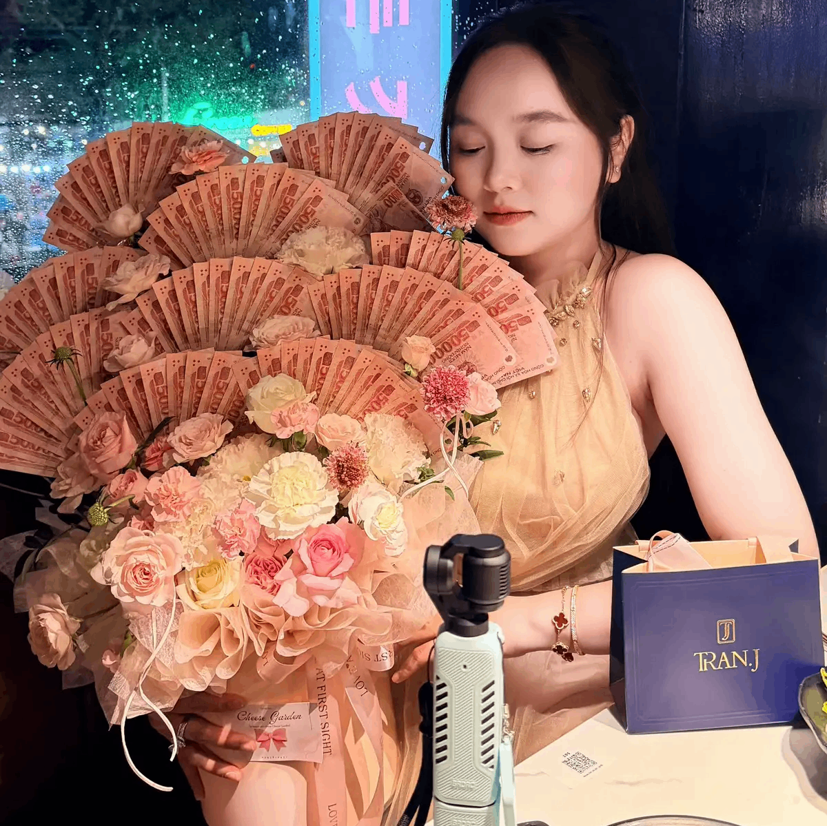 Lẵng Trụ Hoa Tiền 100 Tờ 50K Xòe Quạt – Món Quà Đong Đầy Tình Cảm