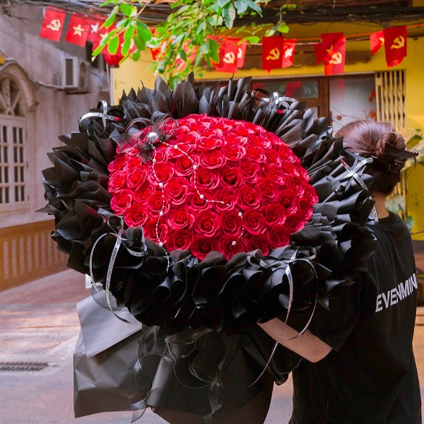 Bó Hoa Hồng Sáp Ecuador Màu Đỏ – Giấy Gói Đen, Dáng Tròn Cầu Vồng Sang Trọng