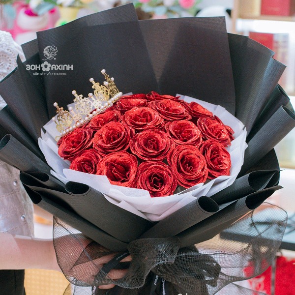 Hoa nhũ màu đỏ tặng vương miện