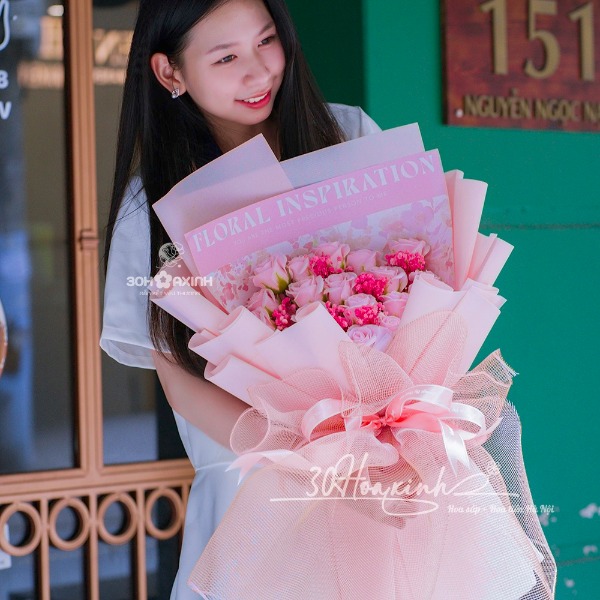 Hoa sáp màu hồng dáng đứng (Hơn cả yêu)