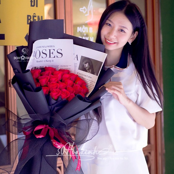 Bó hoa sáp màu đỏ dáng đứng