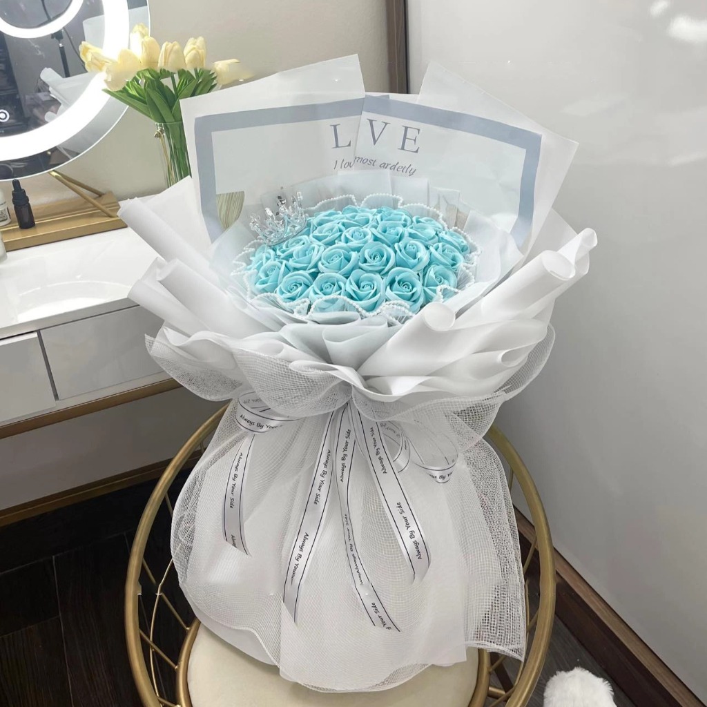 Bó hoa sáp màu xanh tặng vương miện