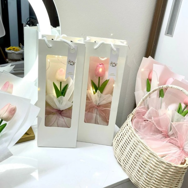 Hoa sáp Tulip có túi và thiệp