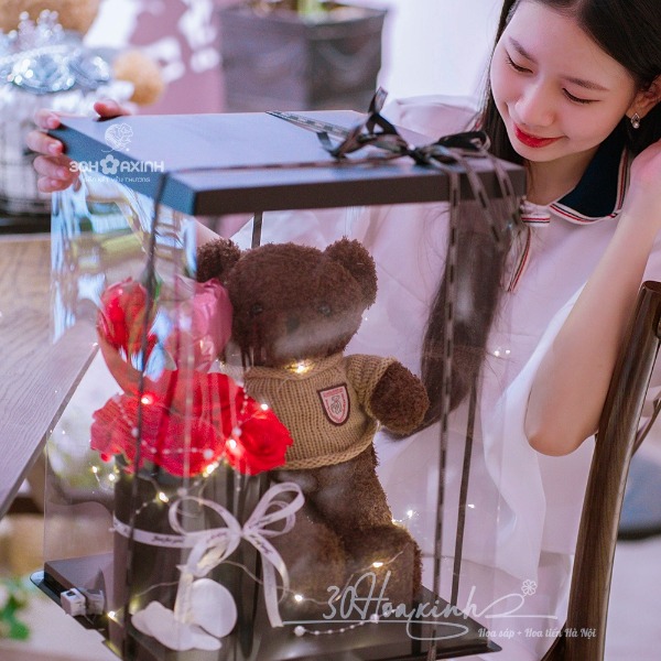 Hộp hoa và Gấu Teddy màu nâu ôm hoa sáp