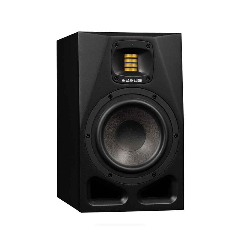 ADAM Audio A7V 7-inch Powered Studio Monitor với miêu tả chi tiết sản phẩm trong hình tổng thể thiết kế thiết kế mạnh mẽ, chắc chắn với các đường cắt cạnh gãy gọn và mặt trước dạng vát hình kim cương, tạo cảm giác hiện đại và chuyên nghiệp.