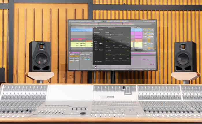 ADAM Audio A7V 7-inch Powered Studio Monitor hình đang được chụp miêu tả chi tiết sản phẩm đang được kết nối với laptop và đang chạy phần mềm để nghe và làm nhạc 