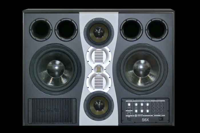 ADAM Audio S6X 4-way hình đang được chụp chi tiết chính diện của sản phẩm và đang đặt ở trong khoảng không nền trắng