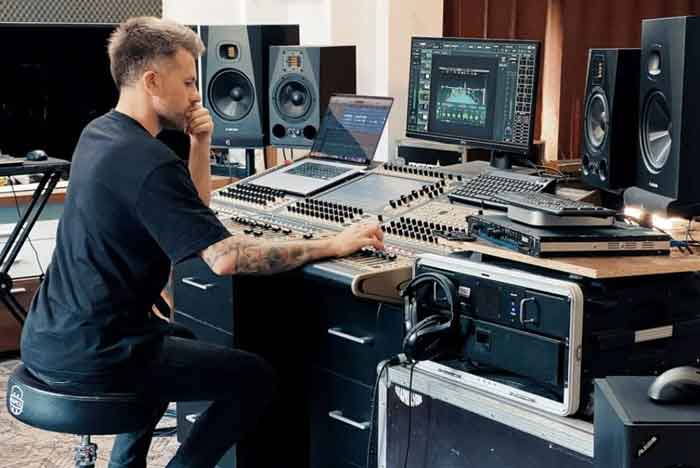 ADAM Audio T8V 8-inch Powered Studio Monitor hình đang miêu tả người đang ông trong hình đang sử dụng sản phẩm kết nói với đi PC để nghe và kết nói với các thiết bị khác để làm nhạc