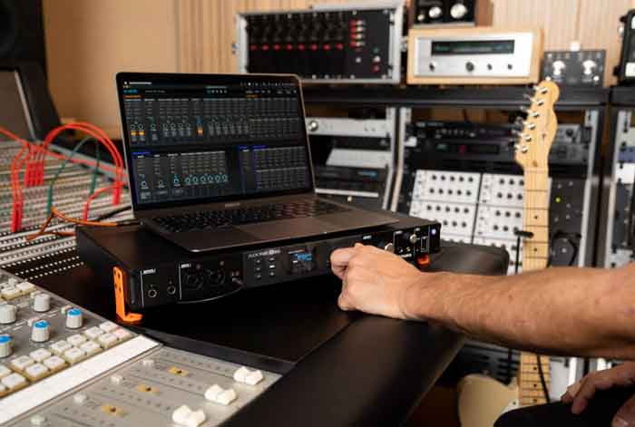Arturia AudioFuse 16Rig USB Audio Interface hình đang miêu tả sản phẩm đang được đặt trên bàn kết nối với laptop