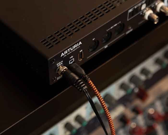 Arturia AudioFuse 16Rig USB Audio hình ảnh đang chụp chi tiết góc sản phẩm đang được đặt trên bàn và đang được ghim 2 sợi dây
