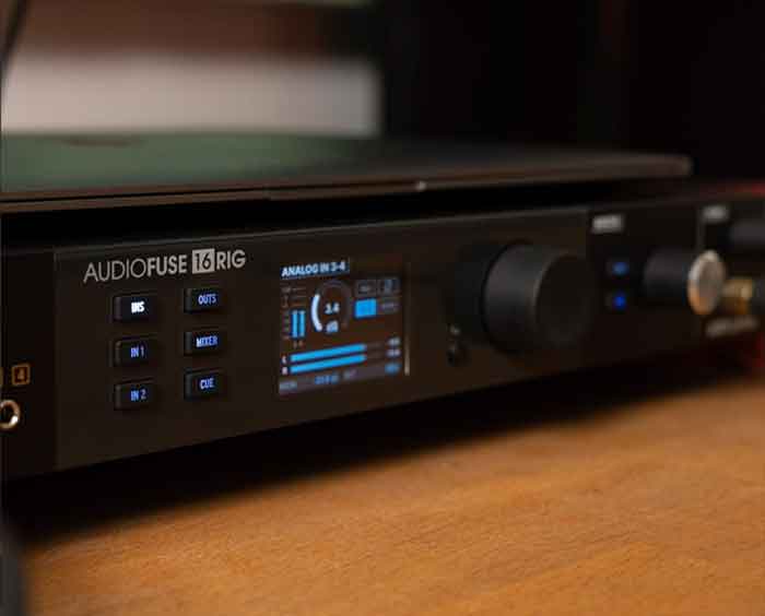 Arturia AudioFuse 16Rig USB Audio hình đang được mô tả chi tiết 1 góc đẹp của sản phẩm và đang đặt trên bàn 