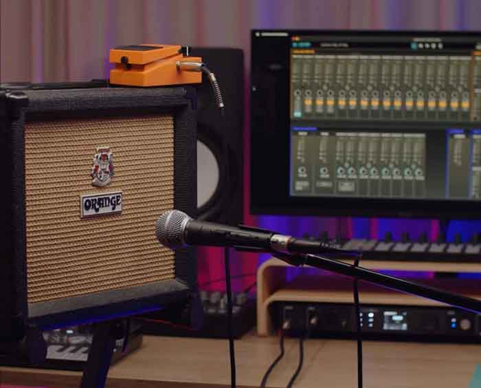 Arturia AudioFuse 16Rig USB Audio hình đang được hiển thị là sản phẩm đang được kết hợp với nhiêu thiết bị đặt trong phòng để làm nhạc