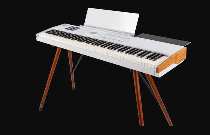 Arturia KeyLab 88 MK3 - 88 Phím Weighted Hammer hình đang được mô tả chi tiết chụp một sản phẩm đang được trống chân đàn và được đặt trong khoảng không nền trắng 