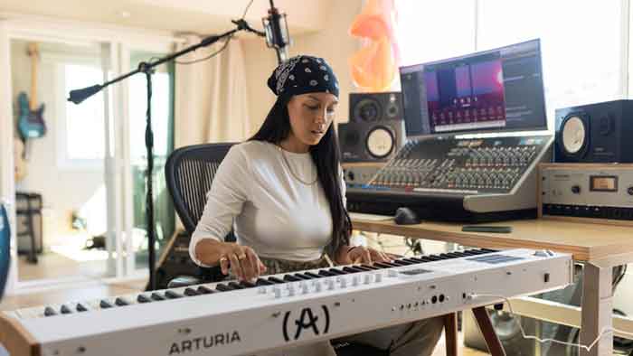 Arturia KeyLab 88 MK3 - 88 Phím Weighted Hammer hình đang được miêu tả có một cô phụ nữ đang chơi đàn và đang kết hợp nhiêu thết bị khác để hỗ trợ làm nhạc tôi hơn 