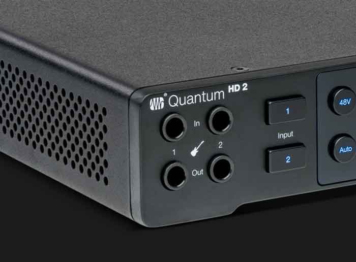 PreSonus Quantum HD 2 USB-C Audio Interface hình đang được miêu tả chụp chi tiết với có 2 phích cắm đầu ln và 2 đầu out 