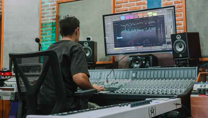 Bộ giới hạn Plug-in Arturia Bus Peak hình đang được miêu tả người trong hình đang tùy chỉnh cá nút nhạc cụ và chỉnh trên pc đang được cài phầm mềm
