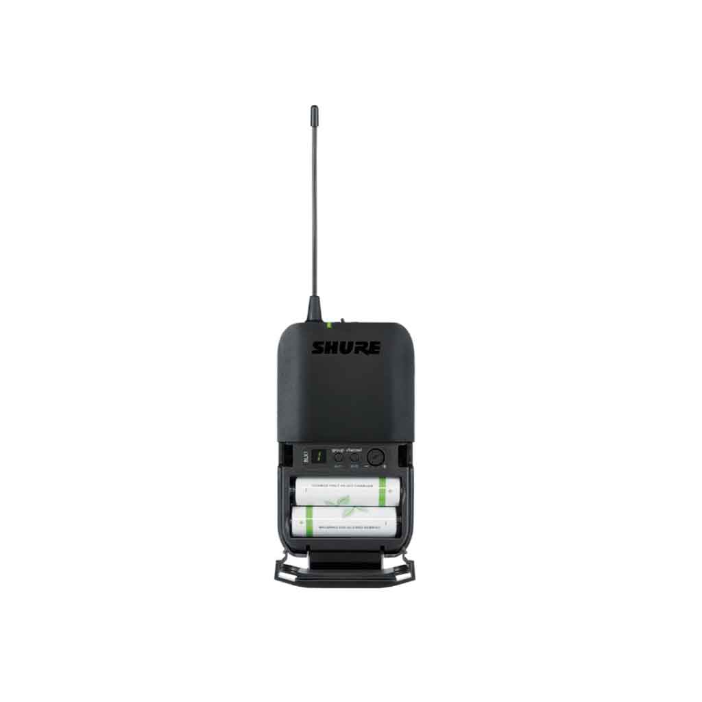 Hệ thống micro không dây Shure BLX14/B98 hình đang được miêu tả chụp mặt sau của sản phẩm và được chụp chi tiết lắp đặt bin 