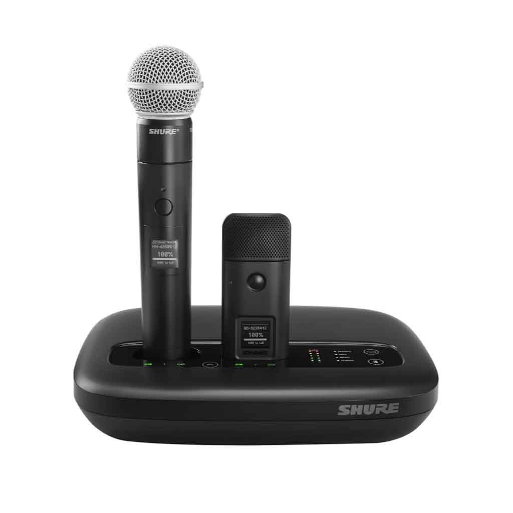 Bộ phát âm bàn Shure MXW6X hình đanh được mô tả hai micro đang được sự dụng sạc không dây để sạc lại bin trong khoảng không nền trắng 