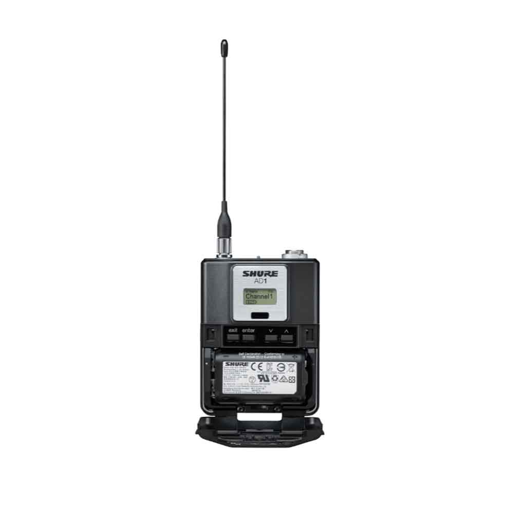 Bộ phát đeo người không dây Shure AD1 hình đang được miêu tả một màn hình LCD hiển thị thông tin kênh, tần số và tình trạng pin rõ ràng