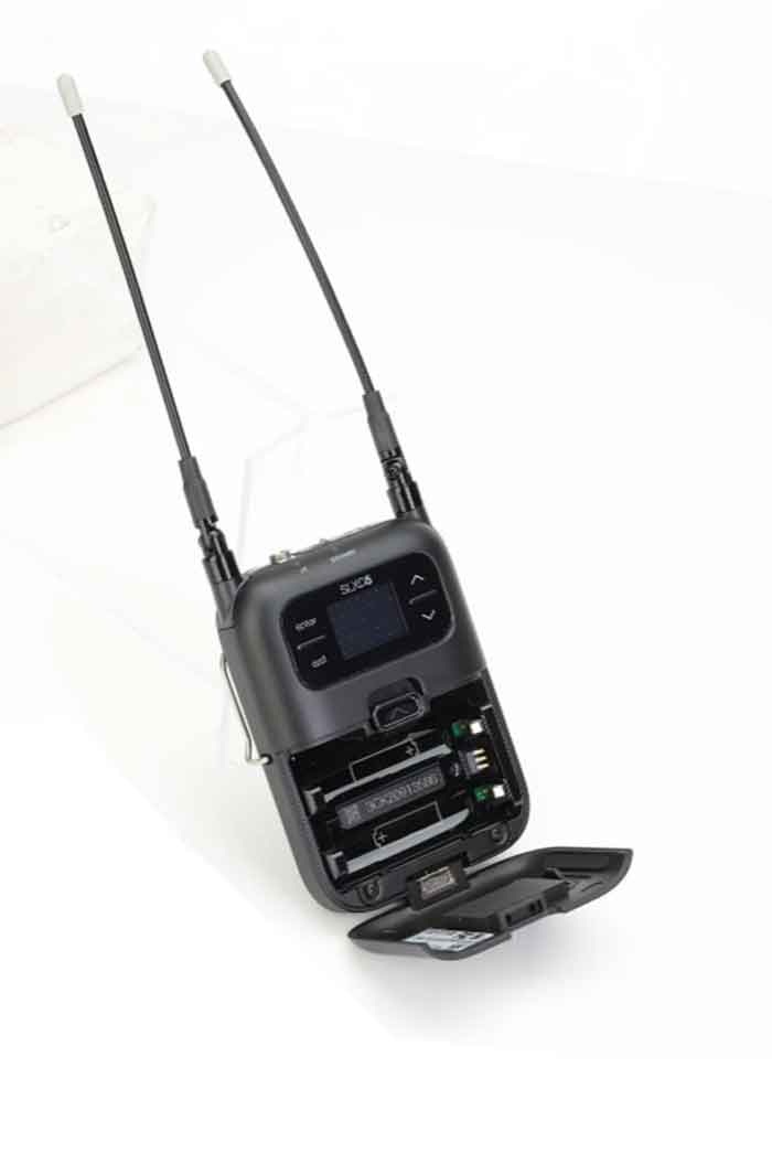 Hệ thống micro không dây Shure SLXD15/DL4B hình đang được miêu tả Thiết bị bên trái shure SLXD1 - Bodypack Transmitter thiết kế nhỏ gọn, vỏ ngoài màu đen