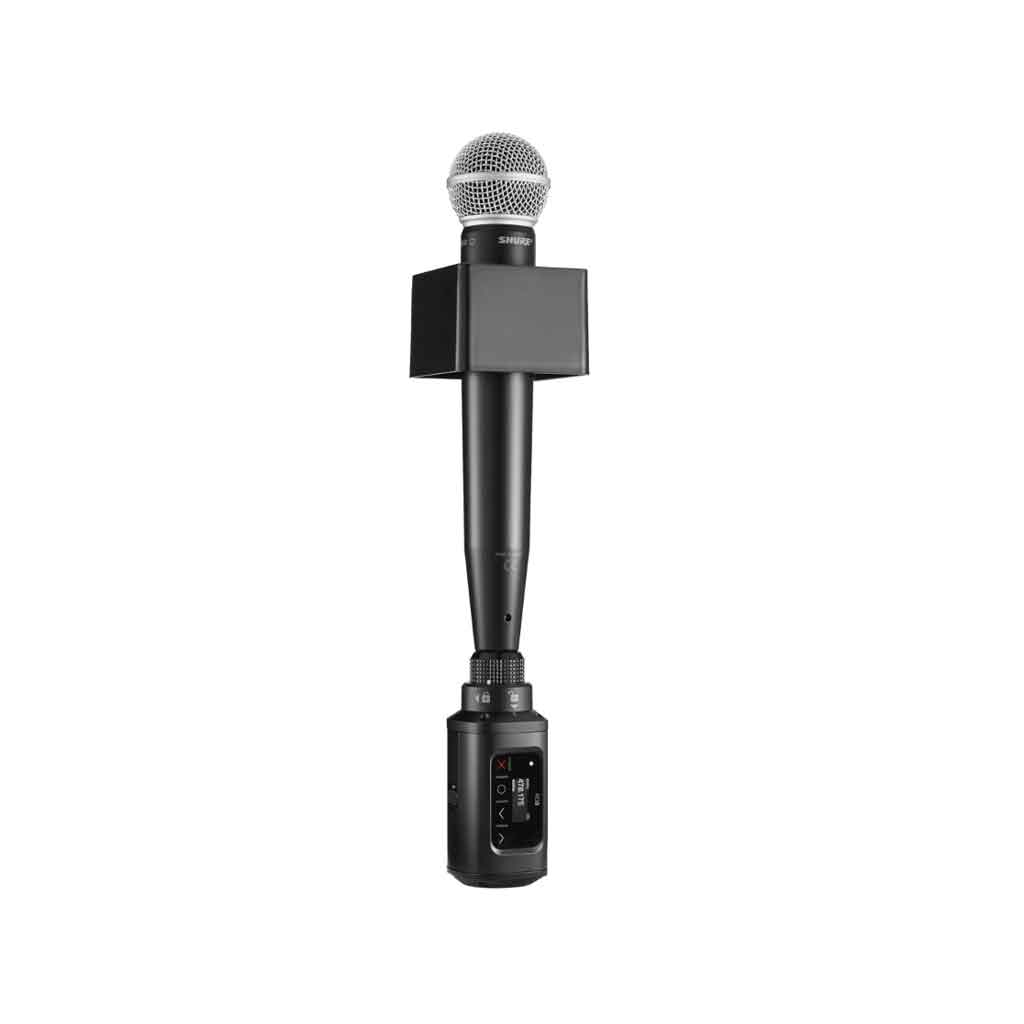 Bộ phát không dây Shure AD3 hình đang được miêu tả chụp chi tiết micro đang được gắn kết nối với sản phẩm đang được miêu tả 