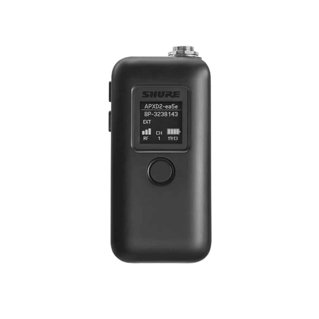 Shure MXW1X Hybrid Bodypack hình được miêu tả màn hình LCD nằm ở phần trên, hiển thị thông tin kênh (CH), tần số, mức pin, tín hiệu RF,...