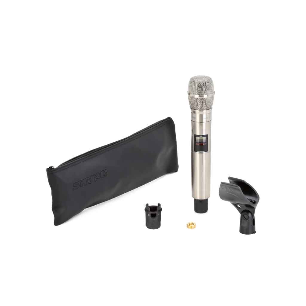 Bộ phát micro cầm tay Shure AD2/K9N hình đang được miêu tả hình đang được chụp miêu tả chi tiết sản phẩm micro có đầy đủ phụ kiện kèm theo