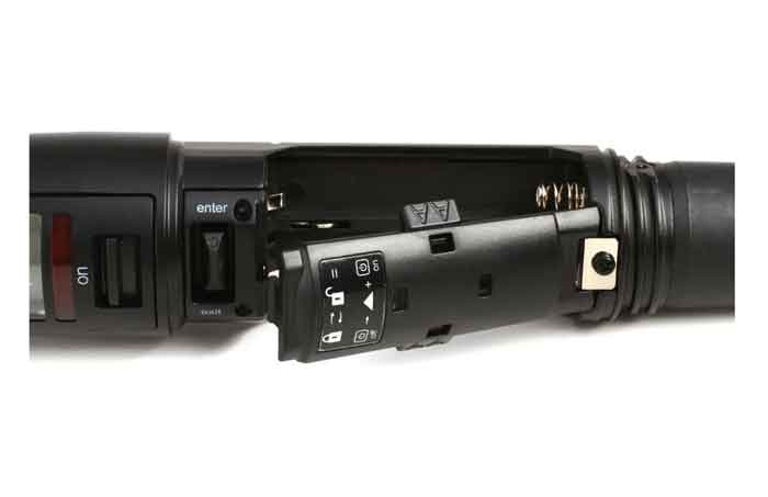 Bộ phát micro không dây cầm tay Shure ULXD2/SM86 hình đang được chụp miêu tả chi tiết bên trong lắp đặt bin của micro trong nền trắng 