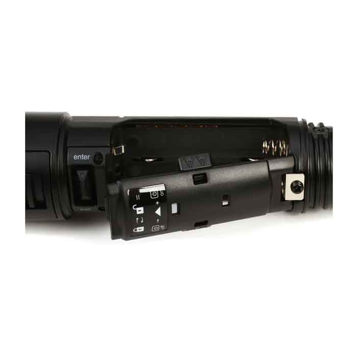Bộ phát micro không dây cầm tay Shure ULXD2/SM87 hình đang được chụp miêu tả chi tiết bên trong micro không dây lắp đặt bin trong nền trắng 