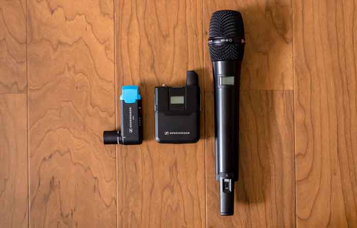 Bộ thu không dây Sennheiser EKP AVX sản phẩm đang đươc đặt trên bàn bên cạnh micro