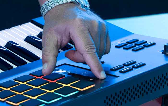 Đàn Akai Professional MPC Key 61 hình đang chụp cận cảnh chi tiết sản phẩm với 1 bàn tay 