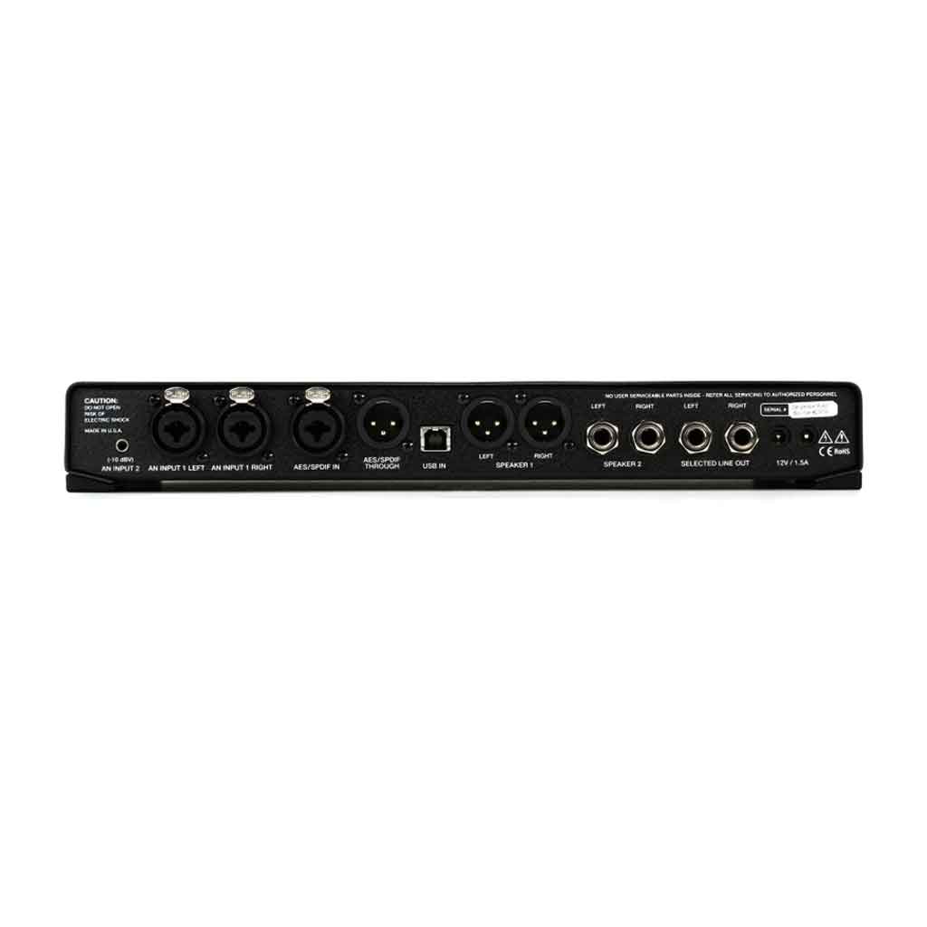 Dangerous Music SOURCE Monitor Controller hình đang được chụp mặt sau chi tiết với có 14 các phích cắm đầu vào các loại trong khoảng không nền trắng 