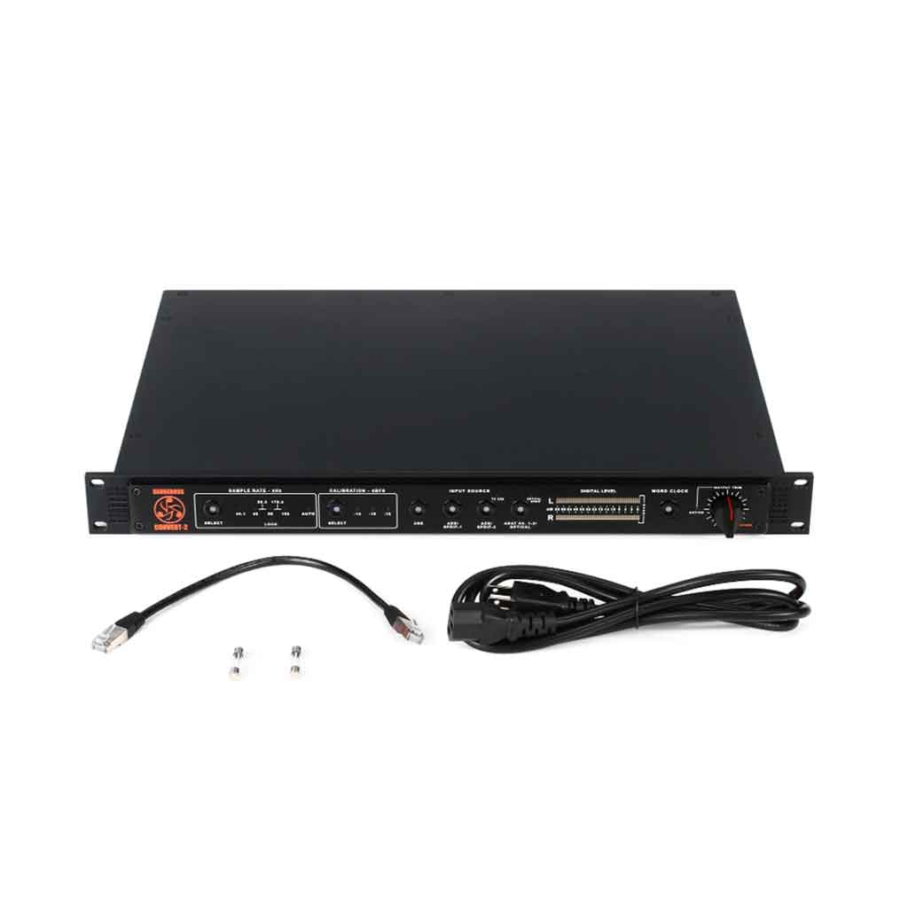 Dangerous Music CONVERT-2 2-channel D/A Converter và được thiết kế màn hình LED hiển thị tín hiệu số (Digital Level):  Cặp thanh LED vuông cho kênh trái – phải (L/R), giúp giám sát mức tín hiệu đầu ra. và hình đang được chụp chọn bộ sản phẩm 