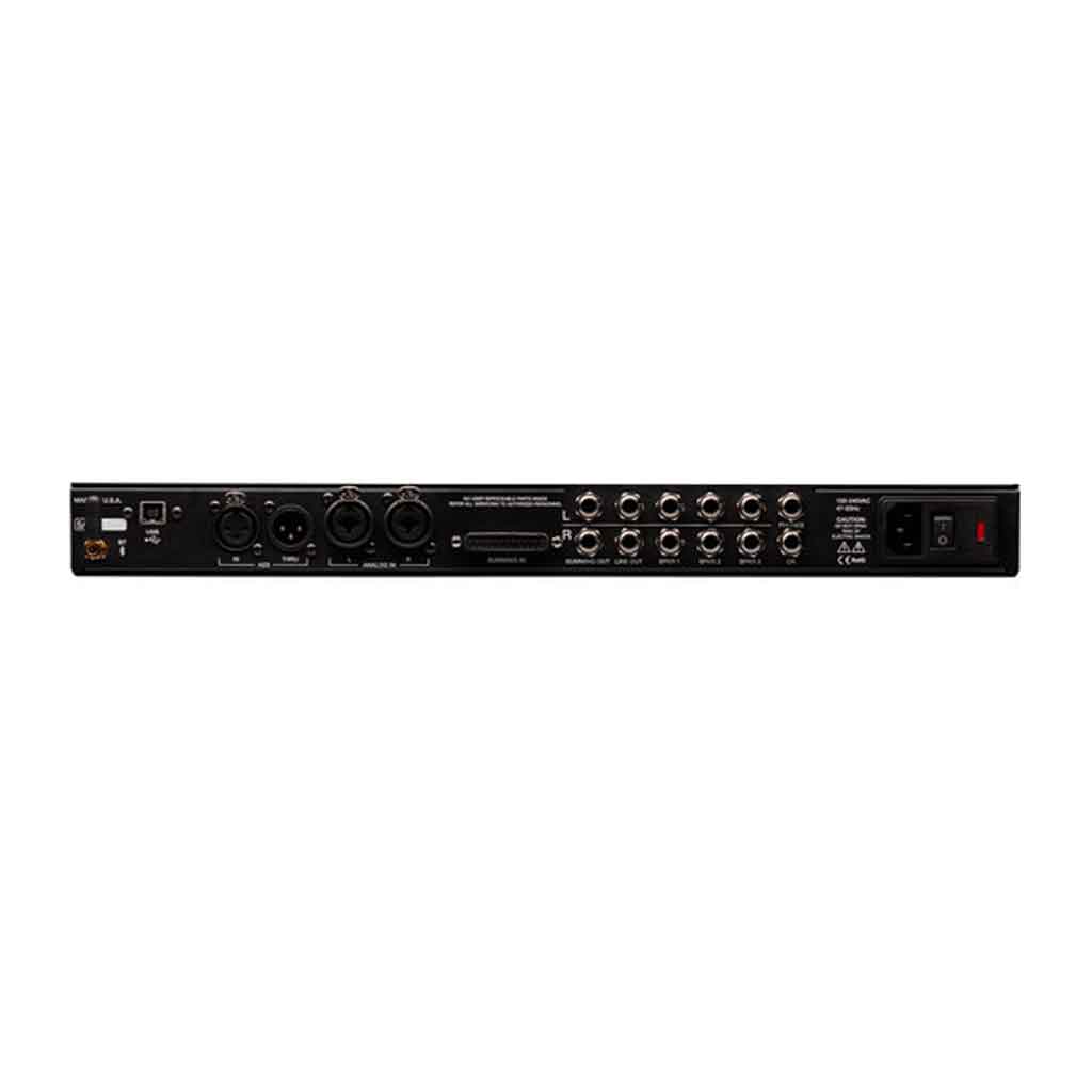 Dangerous Music D-BOX+ Monitor Controller & Summing Mixer hình đang được miêu tả chi tiết mặt sau của sản phẩm với 20 các phích cắm các loại và 1 nút công tắc nguồn