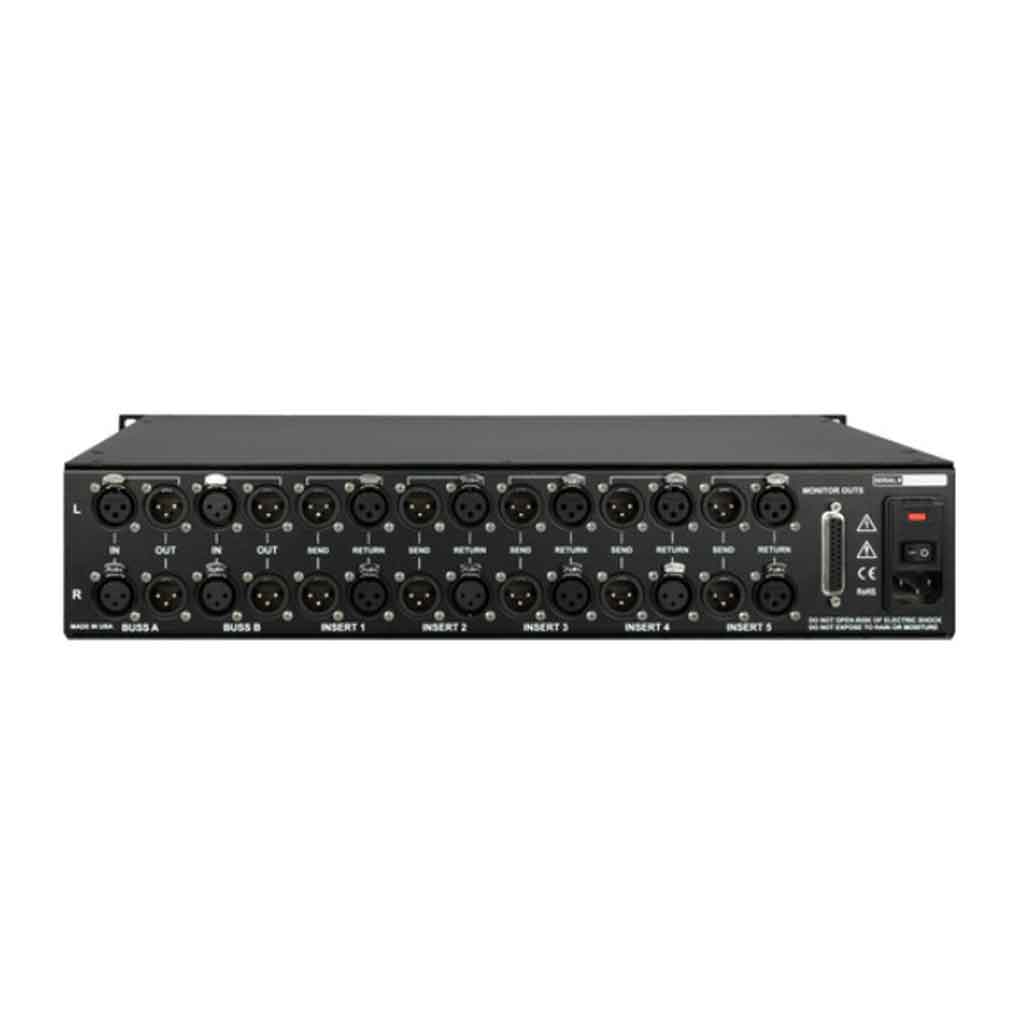 Dangerous Music LIAISON Analog Master Router hình đang được miêu tả chụp chi tiết mặt sau của sản phẩm với có 32 các phích cắm đầu vào các loại và 1 nút công tắc nguồn 