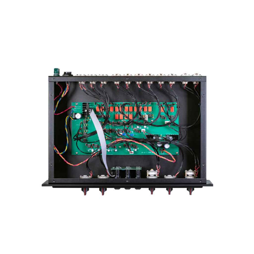 Dangerous Music MASTER Mastering Transfer Console hình đang được miêu tả chụp chi tiết bên trong của sản phẩm với các linh kiện được sắp xếp đẹp mắt
