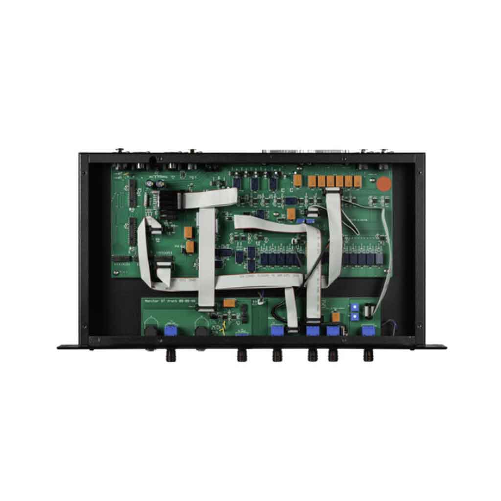 Dangerous Music MONITOR ST Monitor Controller with Remote Control hình đang được chụp miêu tả chi tiết chụp mạch linh kiện bên trong của sản phẩm trong khoảng không nền trắng 