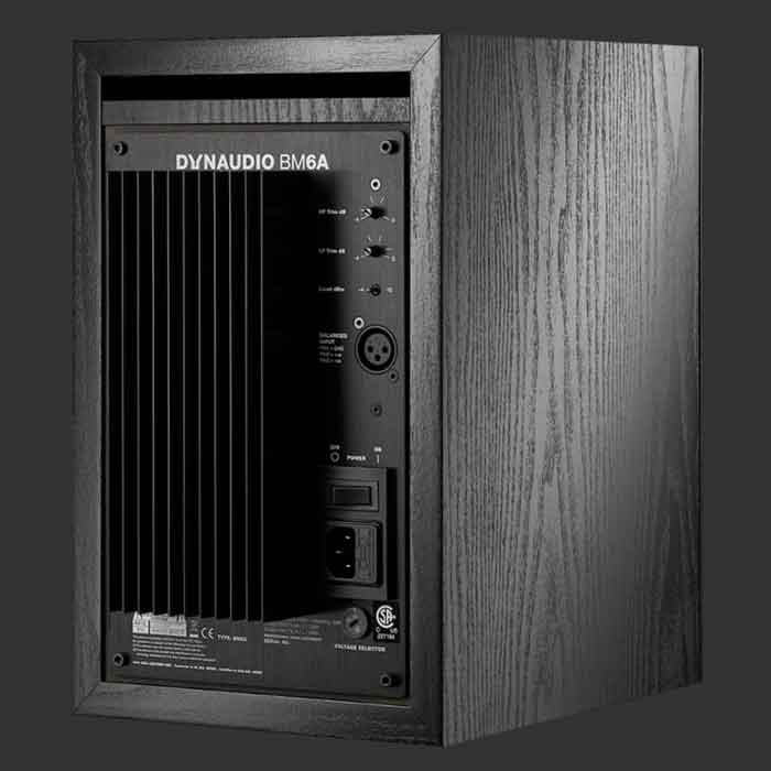 Dynaudio BM 6A 6.7 inch Active Studio Monitor hình đang được chụp miêu tả chi tiết mặt sau của sản phẩm với có đầy đủ các phích cắm đầu vào để dễ kết nối sử dụng 