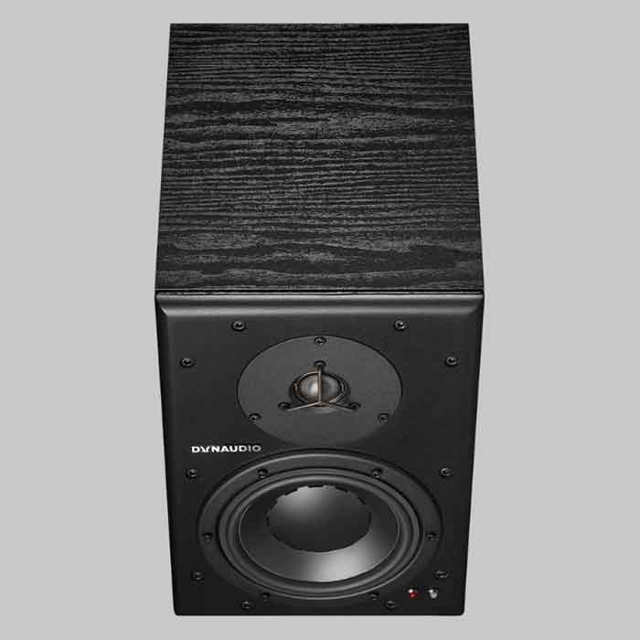 Dynaudio BM 6A 6.7 inch Active Studio Monitor sản phẩm được thiết kế các góc được bo nhẹ, viền cứng cáp, thể hiện sự cao cấp và độ bền lâu dài trong môi trường studio chuyên nghiệp.