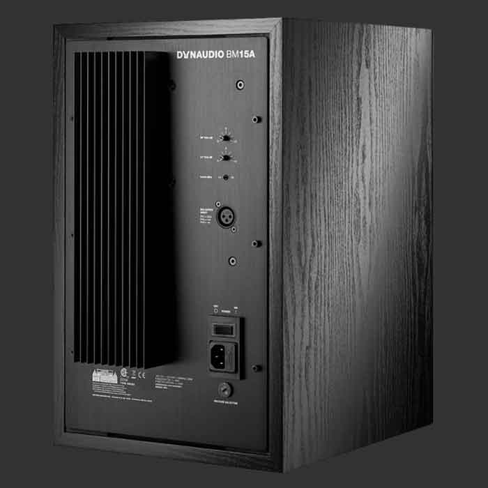 Dynaudio BM15A 10" Studio Monitor hình đang được chụp miêu tả chi tiết mặt sau của sản phẩm với có đầy đủ các phích cắm đầu vào để dễ kết nối sử dụng 