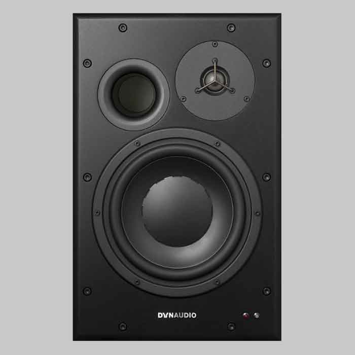 Dynaudio BM15A 10" Studio Monitor với được thiết kế mặt trước màu đen nhám, tối giản và đậm chất công nghiệp.  Các góc cạnh được bo nhẹ, lỗ bắt vít lộ rõ, cho cảm giác kỹ thuật và chuyên dụng cao
