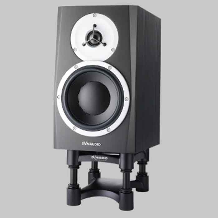Dynaudio BM5 mkIII – Active Nearfield Reference Monitor hình đang được miêu tả chụp chính diện chi tiết của loa với thiết kế đẹp mặt có tone màu kết hợp đen và đang được đặt trên chân loa và trong nền trắng 
