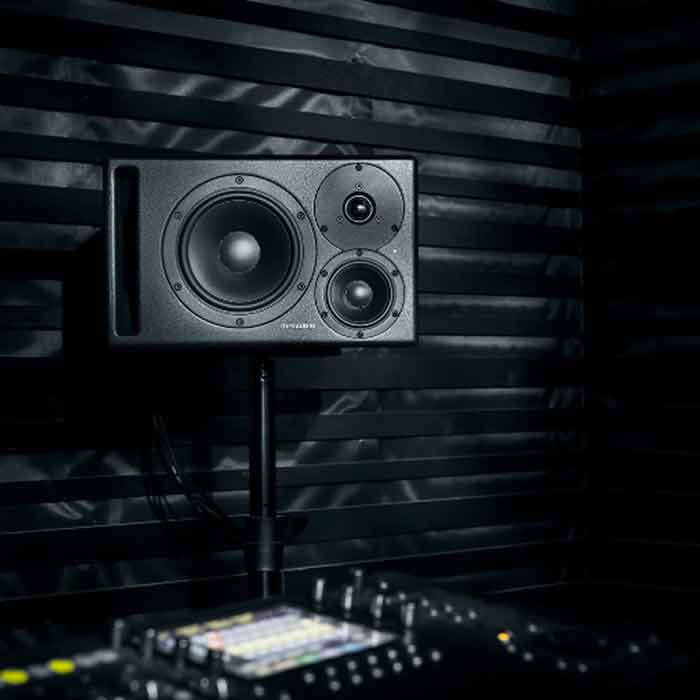 Dynaudio Core-47 7 inch 3-way với miêu tả chi tiết sản phẩm kiểu dáng thiết kế hình chữ nhật nằm ngang (horizontal orientation) với phong cách tối giản, sắc nét và hiện đại. Phía sau là các tấm tiêu âm màu đen dạng sóng giúp định vị âm học không gian