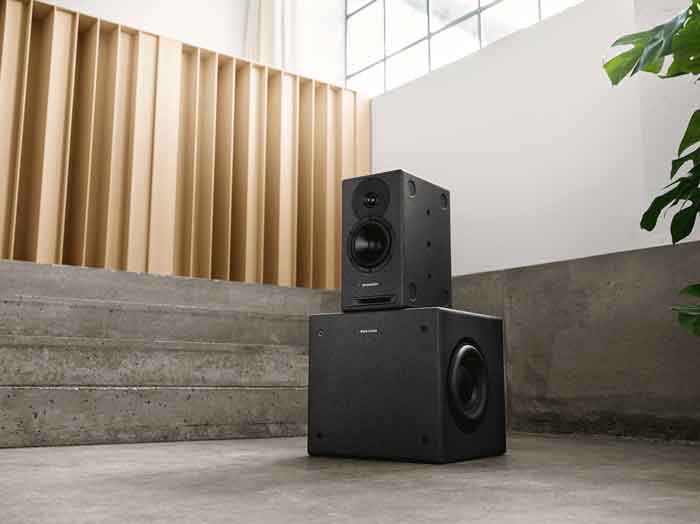 Dynaudio Acoustics Core 5 Two-Way Active Studio Monitor hình đang được miêu tả Cấu trúc thùng vững chắc, các cạnh bo tròn nhẹ giúp giảm nhiễu xạ và cải thiện hình ảnh âm thanh.