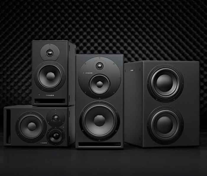 Dynaudio Core 59 | 3-way hình đang được miêu tả chụp 4 thế hệ của loa Core 59 | 3-way trong 1 khung hình và nên đen nhẹ ở sau 